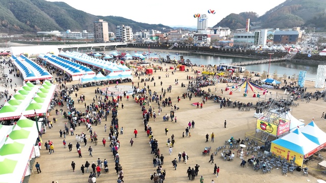 ▲ 이에 윤경희 군수는 늘어나는 사과 생산량 속에서 청송사과 브랜드와 가격 경쟁력 확보를 위해 청송사과 시장을 국내에서만 찾지 않고 해외로 눈을 돌렸다. 청송군이 집중하는 해외 시장은 동남아 시장이다. 사진은 지난해 사과축제 장면.ⓒ청송군