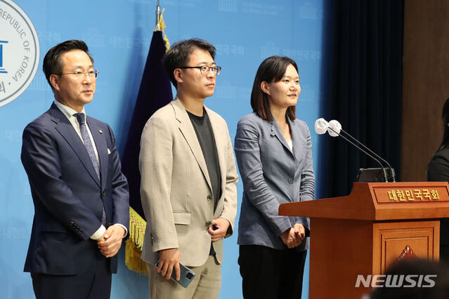 ▲ 김남희 더불어민주당 혁신위원회 대변인이 지난 23일 서울 여의도 국회 소통관에서 혁신위 2차 회의 결과 브리핑을 하고 있다. ⓒ뉴시스