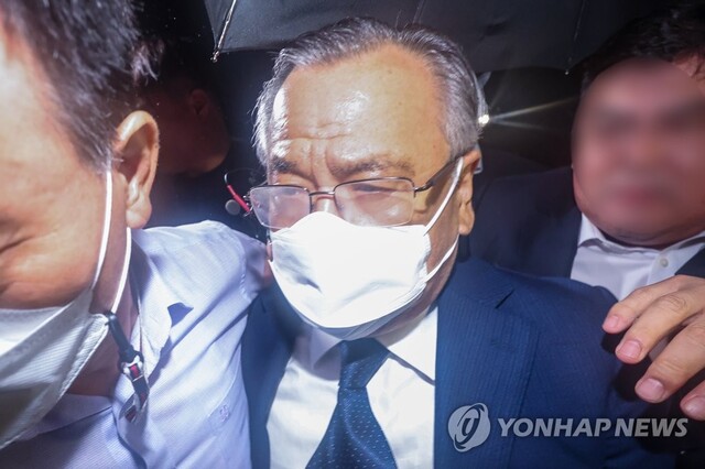 ▲ '대장동 50억 클럽' 의혹을 받는 박영수 전 특별검사가 30일 오전 구속영장이 기각되자 경기도 의왕 서울구치소에서 빠져나와 차량으로 향하고 있다. ⓒ연합뉴스