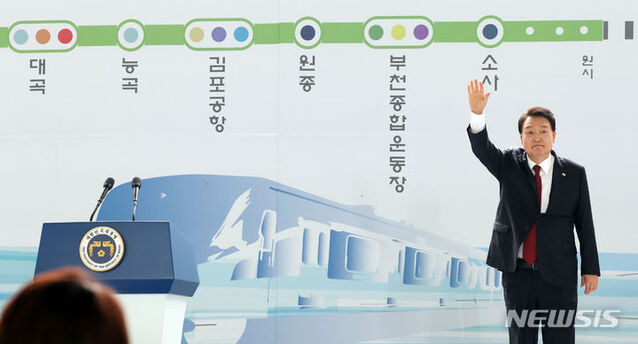 ▲ 윤석열 대통령이 30일 경기도 고양 어울림누리 별무리경기장에서 열린 대곡-소사 복선전철 개통 기념식에서 참석자들을 향해 인사하고 있다. ⓒ뉴시스