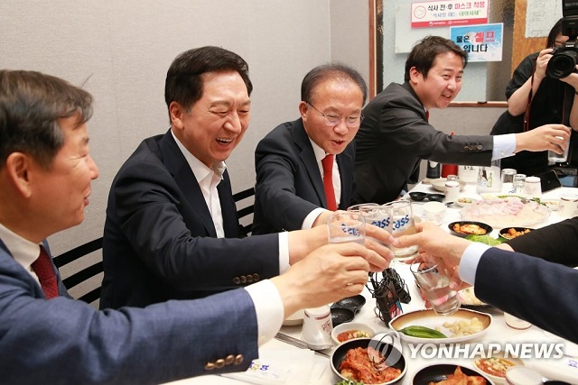 ▲ 김기현 국민의힘 대표가 지난 15일 오후 서울 노량진수산시장의 한 음식점에서 취임 100일을 맞아 당 지도부와 만찬을 하며 물잔으로 건배하고 있다.ⓒ연합뉴스