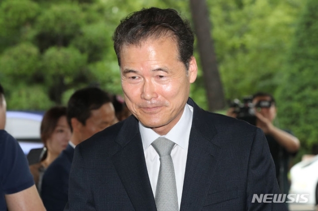 ▲ 김영호 통일부 장관 후보자가 30일 오전 인사청문회 준비 사무실이 마련된 서울 종로구 남북회담본부로 출근하고 있다. ⓒ뉴시스