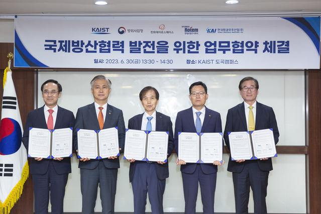 ▲ 강구영 KAI 사장(오른쪽 끝)과 이광형 KAIST 총장, 엄동환 방위사업청 청장 그리고 현대로템과 한화에어로스페이스 대표등이 협약체결 후 기념사진을 촬영하고 있다.ⓒKAI