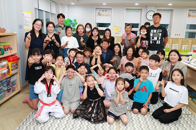 ▲ 울진군이 다함께돌봄센터 작품전시회를 개최하고 있다.ⓒ울진군