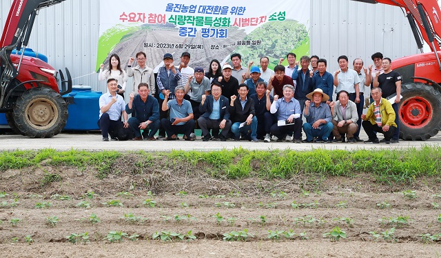 ▲ 울진군이 2023년 농업기술 보급 시범사업 현장 평가회를 개최하고 있다.ⓒ울진군