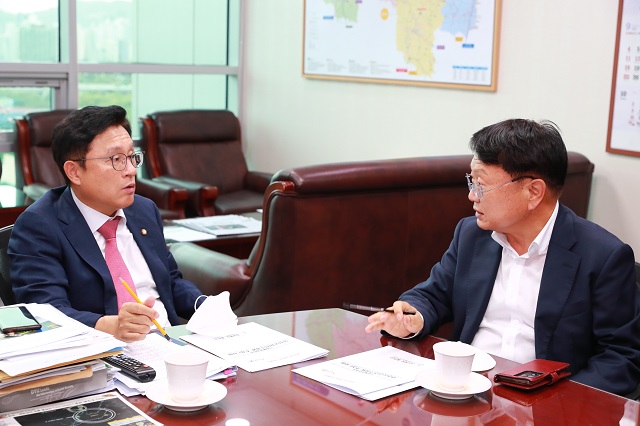 ▲ 손병복 군수가 국가예산 확보를 위해 중앙부처를 방문하고 있다.ⓒ울진군