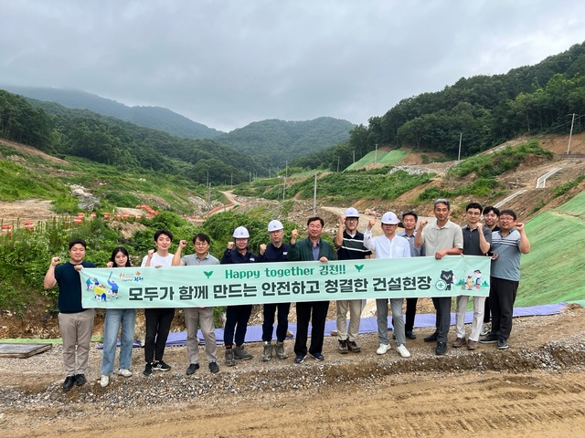 ▲ 김천시청(시장 김충섭) 건설도시과에서는 장마 대비 안전관리를 위해 지난 29일 감문면 송북리 일대 사업장 집중점검에 나섰다.ⓒ김천시