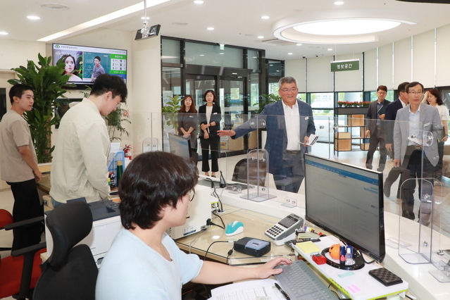 ▲ 김학동 예천군수는 29일 7월부터 시범 운영에 들어가는 ‘예천군 복합커뮤니티센터’ 현장을 찾았다.ⓒ예천군