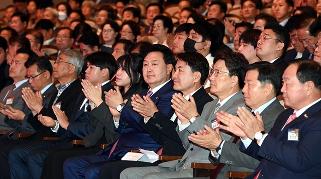 ▲ 윤석열 대통령이 지난달 9일 강원특별자치도 출범식에 참석, 김진태 도지사 등과 함께 박수를 치며 강원특별자치도 출범을 축하하고 있다.ⓒ강원공동사진취재단