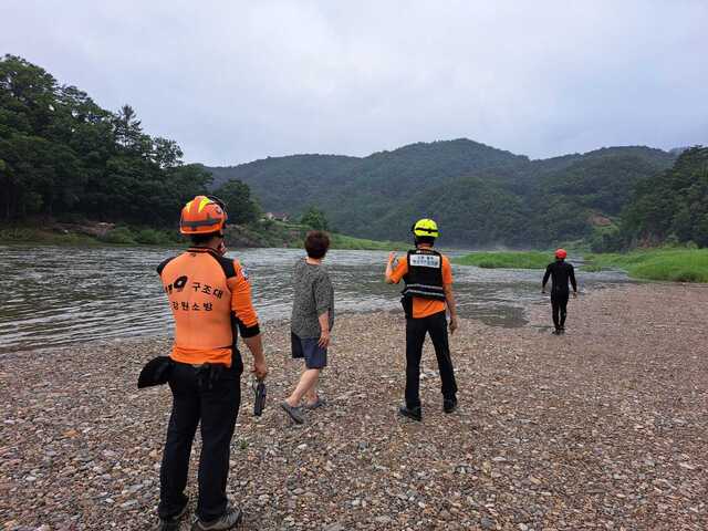 ▲ 강원특별자치도 소방본부 소속 119구조원대들이 1일 오전 홍천군 서면 팔봉리 홍천강에서 함께 캠핑을 했던 지인으로부터 실종위치를 확인하고 있다.ⓒ강원특별자치도 소방본부