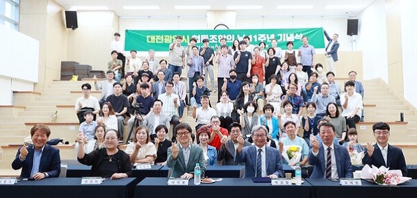 ▲ 이석봉 대전경제과학부시장이 지난 1일 사회혁신성장지원센터에서 열린 ‘대전시 협동조합의 날 11주년 기념식을 통해 협동조합은 공동의 이익을 추구하는 조직으로 상생과 나눔은 가치를 실현하자고 강조했다.ⓒ대전시