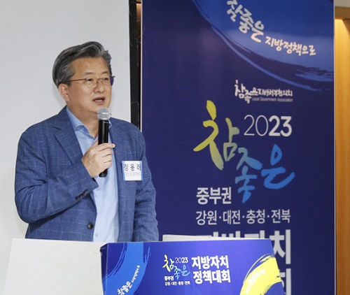 ▲ 정용래 유성구청장이 지난달 30일 열린 참 좋은 지방자치 정책대회를 통해 유성구의 ‘기업 혁신 기술 발전을 촉진하는 테스트베드 지원 정책’을 소개했다
ⓒ유성구