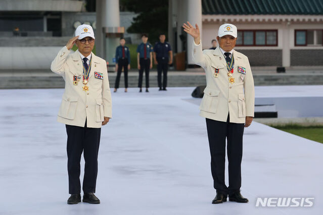 ▲ 30일 오후 서울 동작구 국립서울현충원에서 열린 제복-한복패션쇼 '자락을 펴다' 행사에서 6.25 참전용사가 제복을 선보이고 있다. 2023.06.30. ⓒ뉴시스