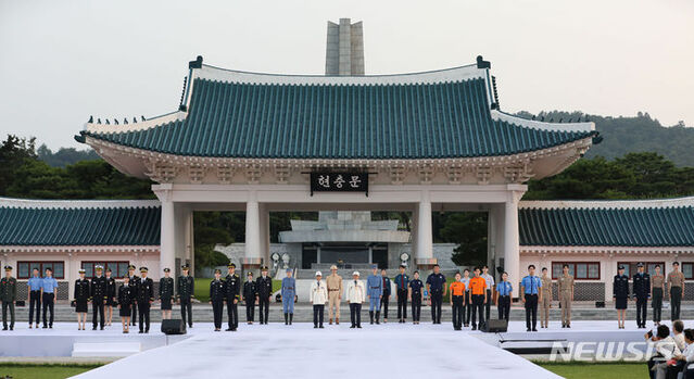 ▲ 30일 오후 서울 동작구 국립서울현충원에서 열린 제복-한복패션쇼 '자락을 펴다' 행사에서 제복패션쇼가 진행되고 있다. 2023.06.30. ⓒ뉴시스