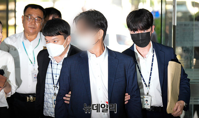 ▲ 2021년 더불어민주당 전당대회 돈봉투 살포 의혹과 관련해 송영길 캠프의 자금관리 총책으로 지목된 전직 보좌관 박용수씨가 3일 서울 서초구 서울중앙지법에서 열린 구속 전 피의자 심문(영장실질심사)에 출석하고 있다. ⓒ서성진 기자