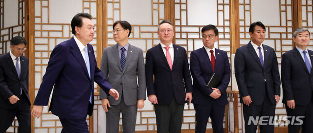 ▲ 윤석열 대통령이 3일 오전 서울 용산 대통령실 청사에서 열린 신임 차관(급) 임명장 수여식에 입장하고 있다. 왼쪽부터 복두규 인사기획관, 윤 대통령, 이관섭 국정기획수석, 안상훈 사회수석, 최상목 경제수석, 김태효 국가안보실 제1차장, 조태용 국가안보실장. ⓒ뉴시스