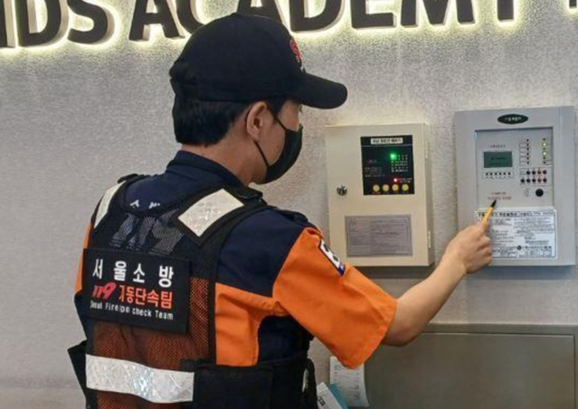 ▲ 서울시 소방재난본부 119기동단속팀이 여름 휴가철 소방시설 위법행위를 단속하고 있다. ⓒㅅ진제공=서울시