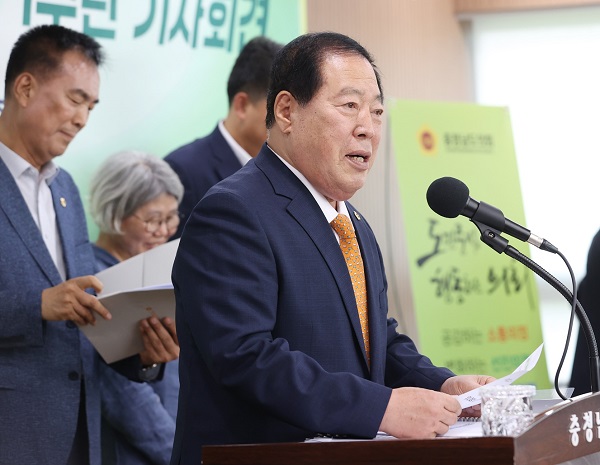 ▲ 조길연 충남도의회 의장이 3일 도의회에서 제12대 의회 전반기 1주년 기자회견을 하고 있다.ⓒ충남도의회