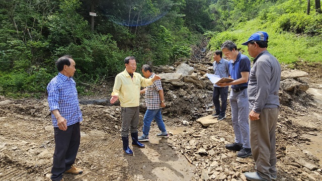 ▲ 박현국 군수가 3일 수해 응급 복구 현장에서 민선 8기 취임 1주년 첫날 업무를 시작했다.ⓒ봉화군