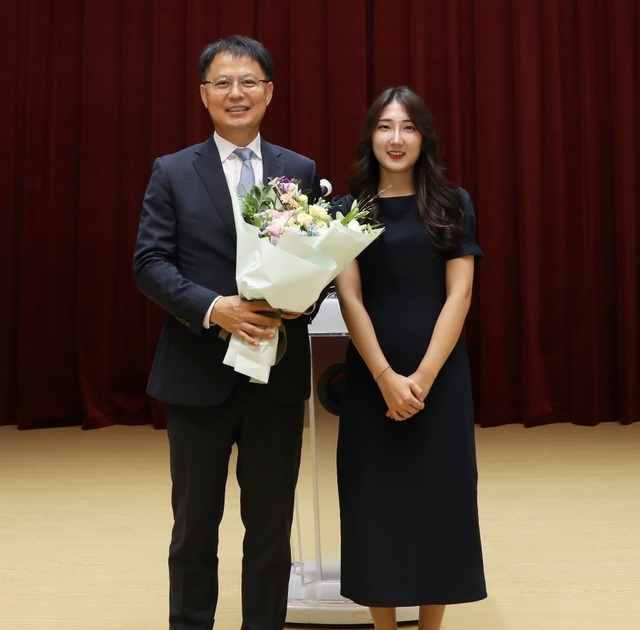 ▲ 신희철 대전지방국세청장이 3일 취임식에서 한 여성직원들로부터 꽃다발을 받은 뒤 기념촬영을 하고 있다.ⓒ대전지방국세청