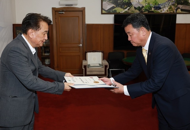 ▲ 김영환 충북지사가 제8대 충북도립대 김용수 신임총장에게 임명장을 수여했다.ⓒ충북도