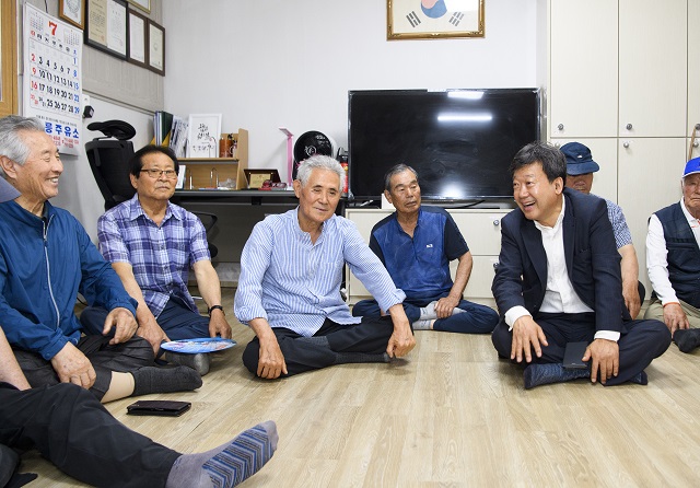 ▲ 남한권 군수가 민선8기 출범 1주년을 맞아, 첫 현장 일정으로 관내 경로당을 찾아 지역의 민심과 애로사항 등을 청취하고 있다.ⓒ울릉군