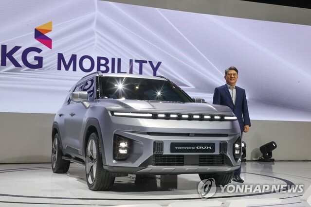 ▲ 곽재선 KG그룹 회장이 서울모빌리티쇼에서 토레스 EVX 차량 앞에서 포즈를 취한 모습. 
 ⓒ연합뉴스
