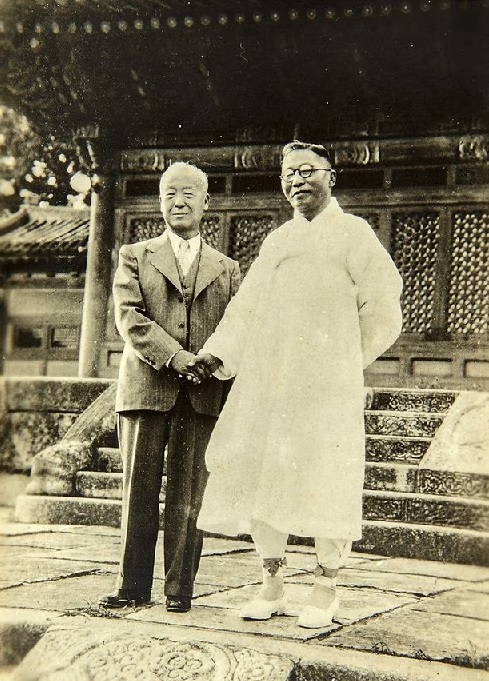 ▲ 1946년 미군정과 함께 구성한 민주의원 회의를 마치고 나온 이승만과 김구(창덕궁)