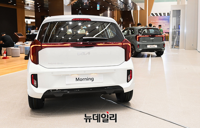 ▲ 모닝 후면부는 전면부와 통일감있는 일자램프 형태로 구성됐다 ⓒ뉴데일리