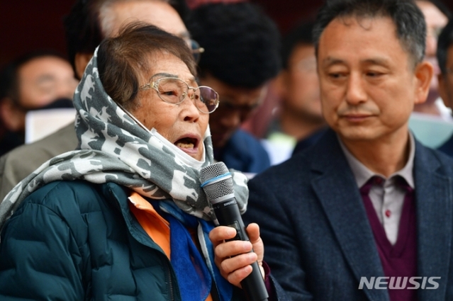 ▲ 강제징용 피해자 양금덕 씨(왼쪽)가 지난 4월 6일 오전 나주시 금성관 망화루 앞에서 열린 망국적 굴욕외교 윤석열 정부 규탄 나주시민 일동의 기자회견에 참석해 윤석열 정부와 한일정상회담 결과를 규탄하고 있다. 오른쪽은 이국언 '일제강제동원시민모임' 이사장. ⓒ뉴시스