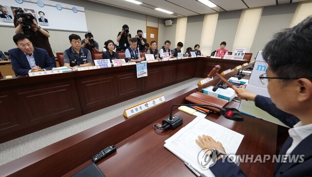 ▲ 박준식 최저임금위원회 위원장이 4일 오후 세종시 정부세종청사 최저임금위원회 회의실에서 열린 제10차 전원회의에서 의사봉을 두드리고 있다.ⓒ연합뉴스