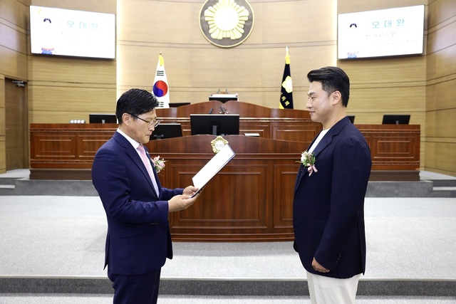 ▲ 정도희 천안시의회 의장이 4일 본회의장에서 배우 오대환 씨에게 홍보대사 위촉장을 주고 있다.ⓒ천안시의회