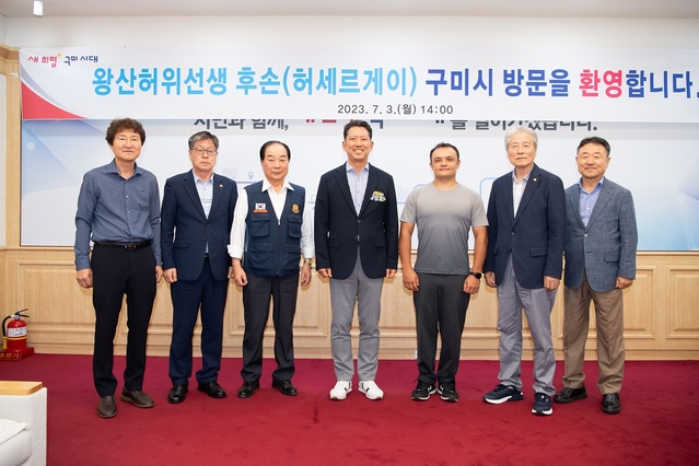 ▲ 김장호 구미시장은 3일 시청 국제통상협력실에서 왕산 허위 선생의 증손 허 세르게이 씨(37세, 키르기스스탄 거주)를 맞이하고, 면담을 가졌다.ⓒ구미시