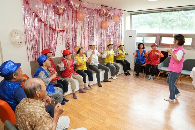 ▲ 고령군(군수 이남철)은 지역 어르신들의 경로당 이용 활성화를 위하여 경로당 내에 붙박이의자, 소파, 의자를 설치해 경로당 입식환경 개선에 나섰다.ⓒ고령군
