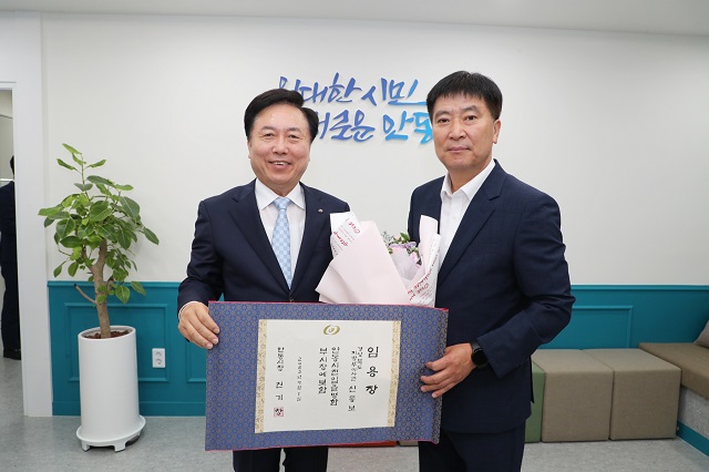 ▲ 권기창 시장(왼쪽)이 지난 3일 신동보 제33대 신임 부시장에게 임용장을 수여했다.ⓒ안동시