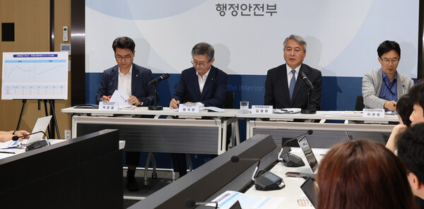 ▲ 김광휘 행정안전부 지역경제지원관(오른쪽서 두번째)이 4일 세종시 정부세종청사에서 열린 정책설명회에서 새마을금고 연체율 감축 특별대책 주요 내용을 설명하고 있다.ⓒ연합뉴스