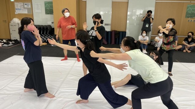 ▲ 교원 대상 연수 몸의 감각을 안내하는 예술교육 촉진자로서의 교사 현장.ⓒ한국문화예술교육진흥원