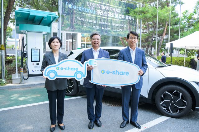 ▲ 왼쪽부터 한화진 환경부 장관, 곽영수 관저종합사회복지관 관장, 김동욱 현대차그룹 부사장 ⓒ현대차그룹