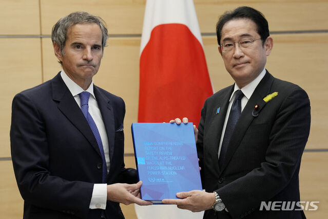 ▲ 국제원자력기구(IAEA) 사무총장이 4일 일본 도쿄의 총리 관저에서 기시다 후미오 일본 총리에게 IAEA의 후쿠시마 오염수 방류 종합보고서를 전달하고 있다. IAEA는 이날 일본 정부의 후쿠시마 제1 원전 내 오염수 방류 계획이 국제 안전기준에 부합한다는 결론을 내린 것으로 알려졌다. ⓒ도쿄=AP/뉴시스