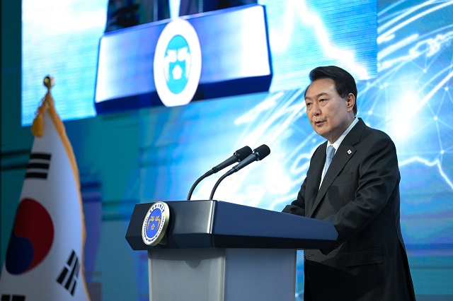 ▲ 윤석열 대통령이 5일 서울  역삼동 한국과학기술회관에서 열린 제1회 세계 한인 과학기술인 대회 개회식에서 격려사를 하고 있다. ⓒ대통령실 제공.