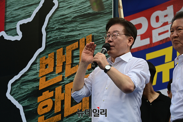 ▲ 이재명 더불어민주당 대표가 1일 오후 서울 숭례문 광장 인근에서 열린 '후쿠시마 오염수 해양투기 규탄 범국민대회'에서 발언 하고 있다.ⓒ서성진, 이종현 기자