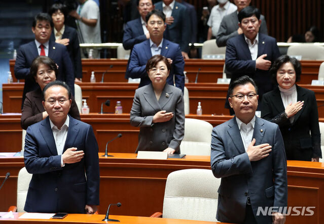 ▲ 윤재옥(왼쪽) 국민의힘 원내대표와 이양수 원내수석부대표 등이 5일 오전 서울 여의도 국회에서 열린 긴급 의원총회에서 국민의례를 하고 있다. ⓒ뉴시스