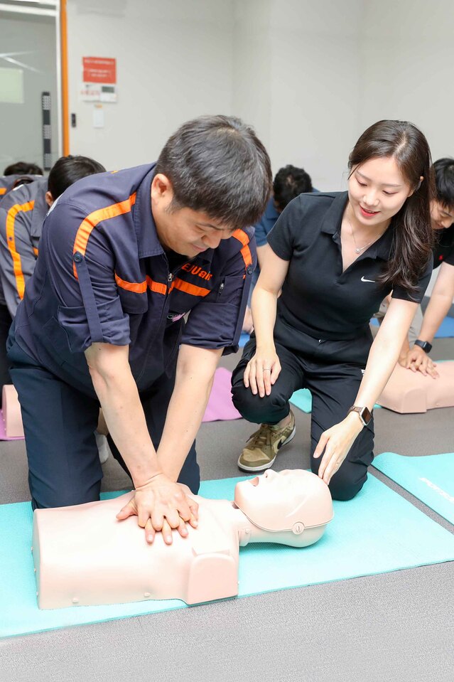 ▲ 제주항공 임직원들이 5일 오전 서울시 강서구 항공지원센터 제주항공 라운지에서 심폐소생술 및 자동심장충격기(AED) 사용법을 교육받고 있다. ⓒ제주항공