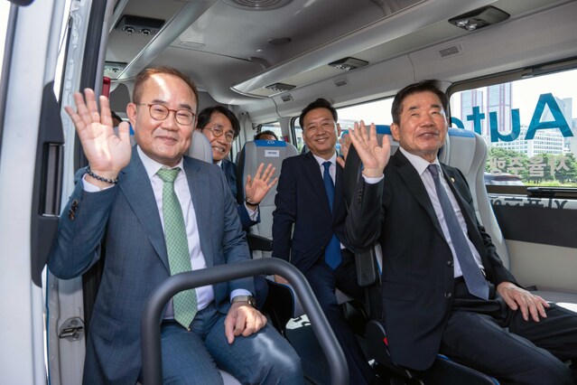 ▲ 김진표 국회의장(첫줄 오른쪽), 김용화 현대차 사장(첫줄 왼쪽)이 자율주행 로보셔틀 차량에 탑승했다. ⓒ현대차