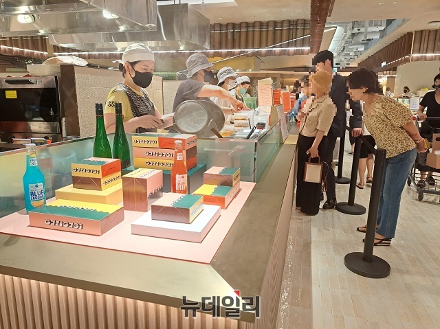 ▲ 프리미엄 분식 브랜드 '가지가지' 매장 앞에 길게 줄이 늘어서있다.ⓒ조현우 기자