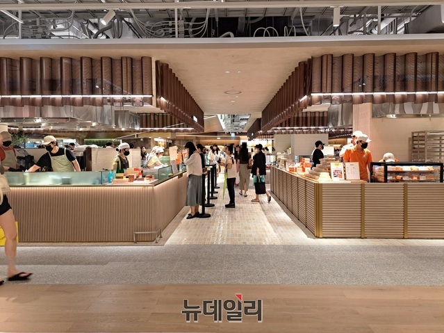 ▲ 지하1층 천장은 화이트·베이지·골드 색으로 꾸몄다.ⓒ조현우 기자