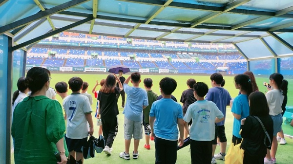 ▲ 대전교육청이 지난 4일 대전 하나시티즌 '하나 드림스쿨' 축구클리닉에 참여한 학생 중 축구에 관심 있는 초등학생 대상 ‘대전월드컵경기장 투어’ 프로그램을 진행했다.ⓒ대전교육청