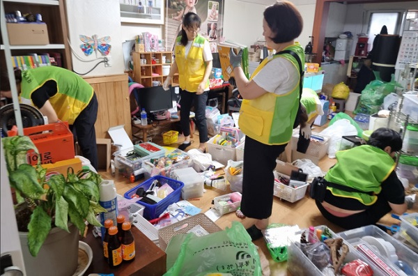 ▲ 대전 대덕구 드림스타트가 주거환경이 열악한 드림스타트 아동 가정을 대상으로 정리수납 교육 및 환경개선에 나섰다.ⓒ대덕구