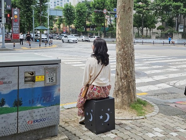 ▲ 대전 서구 월평2동 주민자치회가 관내 교차로 3곳에 ‘잠시 쉼 의자’를 설치했다.ⓒ대전서구