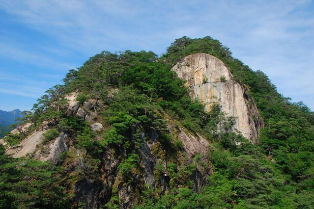 ▲ 북바위산 자락을 오르면서 조망되는 북바위.ⓒ진경수 山 애호가